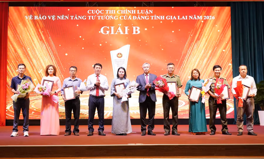 trao-giai-b-cho-cac-tac-gia.jpg