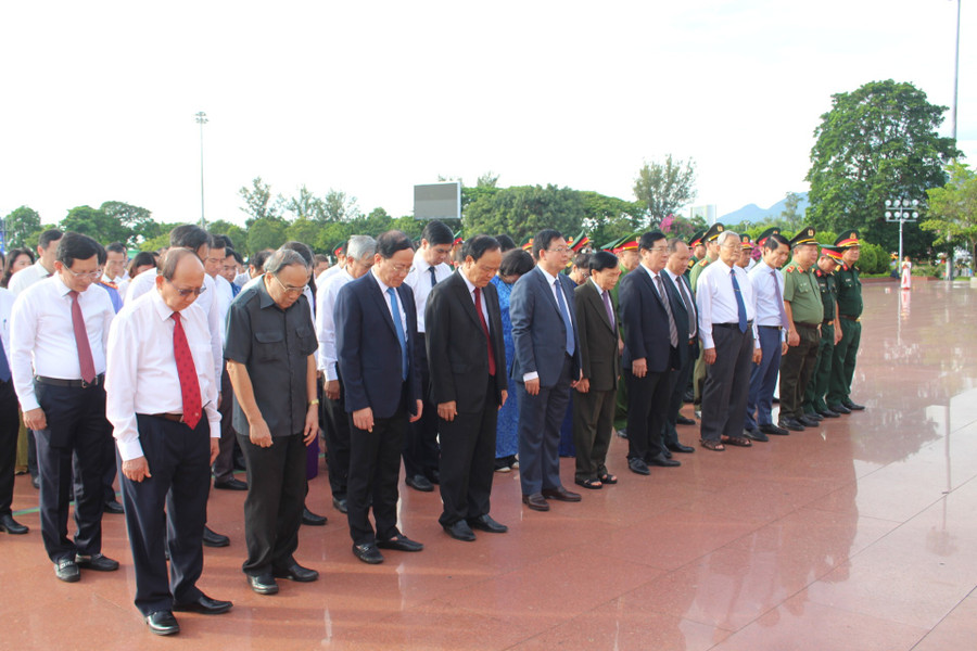 Các đại biểu bày tỏ lòng thành kính trước Tượng đài Nguyễn Sinh Sắc-Nguyễn Tất Thành. Ảnh: N.H a3.jpg