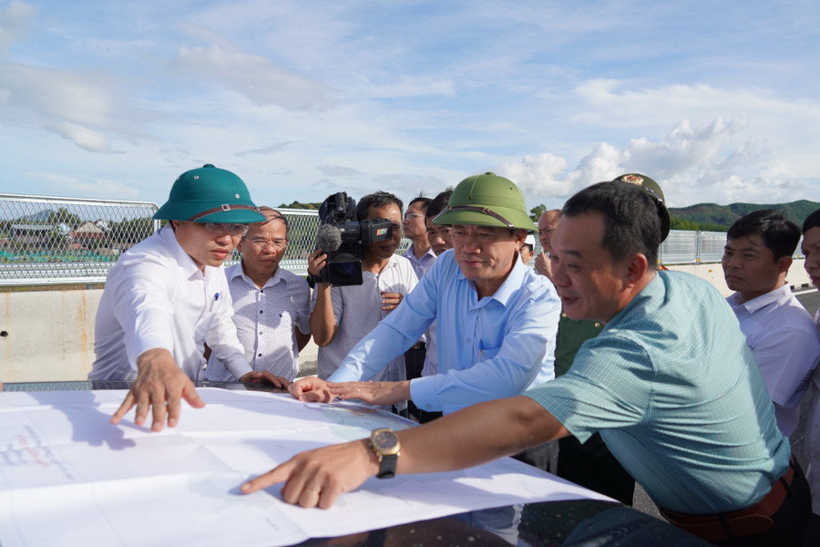 Chủ tịch UBND tỉnh Phạm Anh Tuấn khảo sát khu vực dự kiến xây dựng khu công nghiệp, logistics và công nghiệp phụ trợ xã Bình Hiệp. Ảnh: N.H a-1.jpg