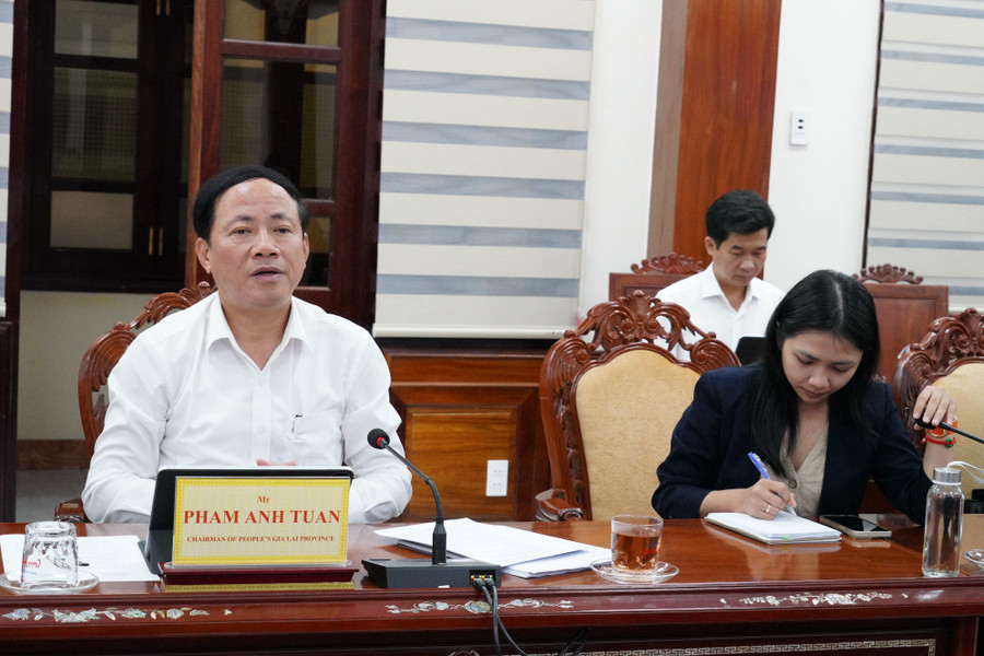 Chủ tịch UBND tỉnh Phạm Anh Tuấn (trái) khẳng định Gia Lai luôn tạo mọi điều kiện thuận lợi để nhà đầu tư Hàn Quốc xúc tiến đầu tư vào tỉnh. Ảnh: N.H 2.jpg