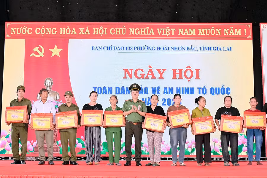 thuong-tuong-dang-hong-duc-uy-vien-trung-uong-dang-thu-truong-bo-cong-an-tang-qua-cua-ban-chi-dao-trung-uong-cho-cac-ca-nhan.jpg