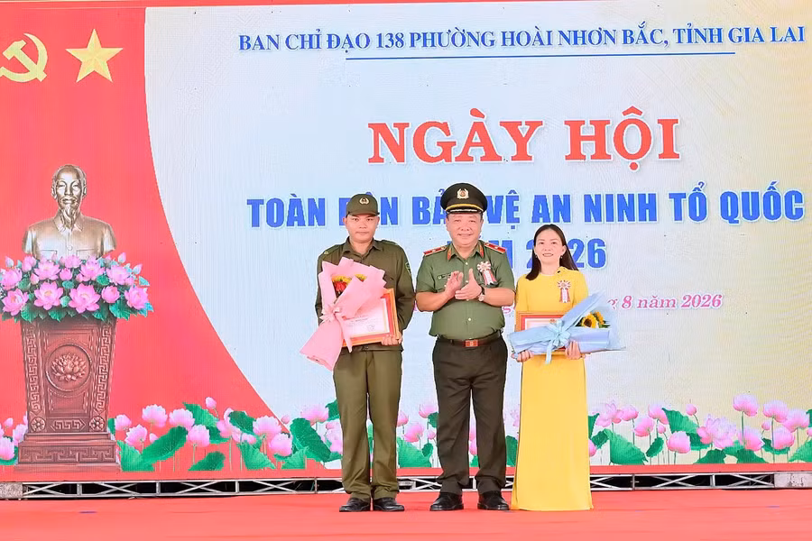 thieu-tuong-le-quang-nhan-uy-vien-ban-thuong-vu-tinh-uy-giam-doc-cong-an-tinh-pho-truong-ban-thuong-truc-ban-chi-dao-138-tinh-tang-qua.jpg