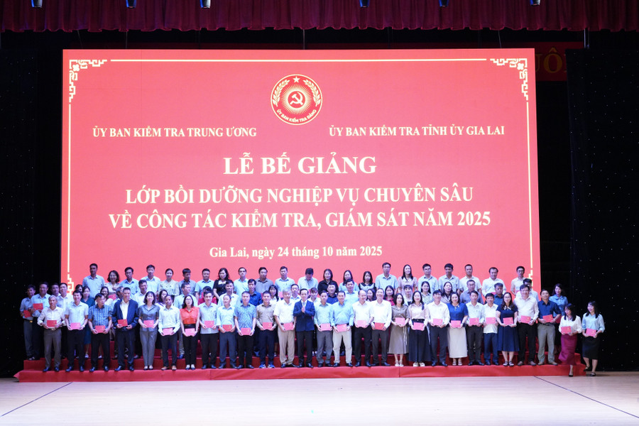 Trao chứng nhận cho các học viên tại lễ bế giảng. Ảnh: N.H anh-trao-chung-nhan-hoan-thanh-lop-boi-duong.jpg