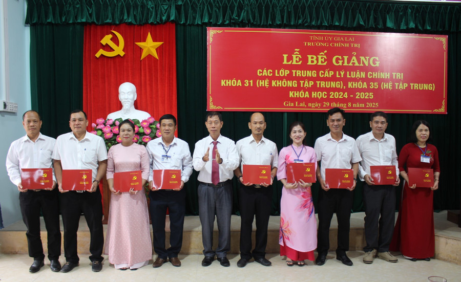 Awarding diplomas to students. Photo: N.H a-1.jpg