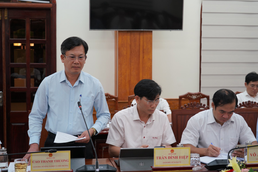 Giám đốc Sở Nông nghiệp và Môi trường Cao Thanh Thương báo cáo tóm tắt tình hình sản xuất nông nghiệp, công tác phòng-chống dịch bệnh và phát triển đàn vật nuôi. Ảnh: N.H 1.jpg