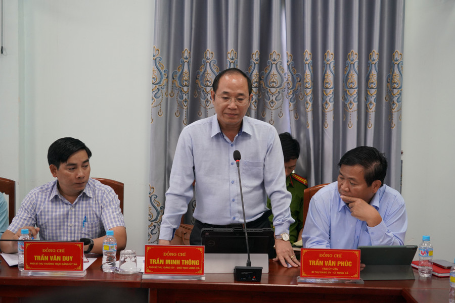 Lãnh đạo xã Phù Mỹ Đông báo cáo kết quả sau 2 tháng vận hành chính quyền 2 cấp và tình hình phát triển kinh tế-xã hội. Ảnh: N.H a4.jpg