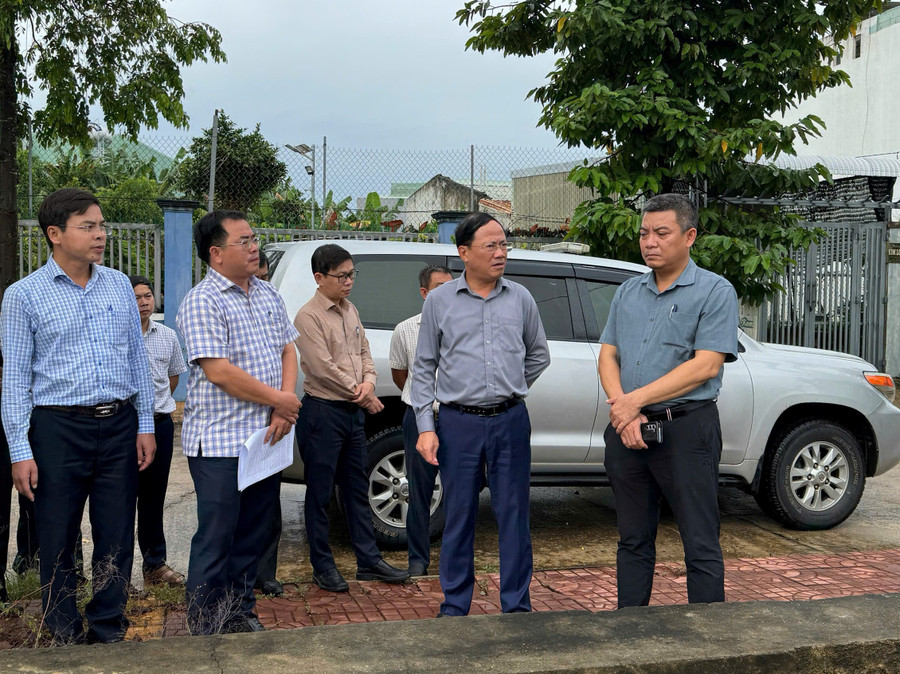 Chủ tịch UBND tỉnh Phạm Anh Tuấn (thứ 2 từ phải sang) khảo sát việc triển khai dự án đô thị, thương mại trên địa bàn phường Quy Nhơn Đông. Ảnh: N.H a8chu-tich-ubnd-tinh-pham-anh-tuan-khao-sat-viec-trien-khai-du-an-do-thi-thuong-mai-tren-dia-ban-phuong-quy-nhon-dong-anh-nh.jpg