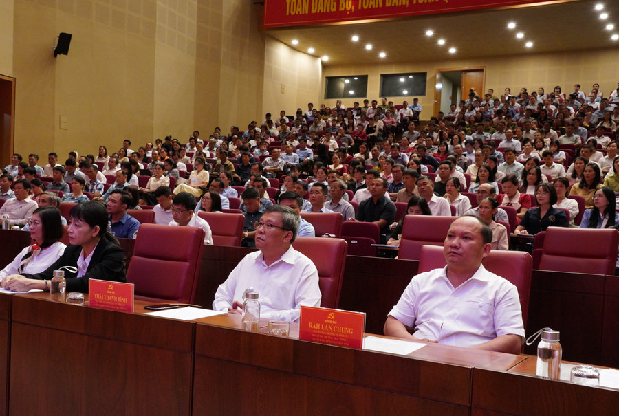 Các đại biểu tham dự khai mạc lớp bồi dưỡng. Ảnh: N.H a.jpg