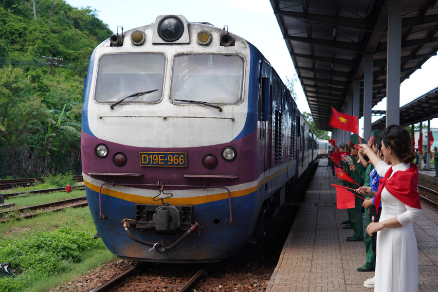 Cán bộ, chiến sĩ Lực lượng vũ trang và Nhân dân tỉnh Gia Lai nồng nhiệt chào đón đoàn tàu chở cán bộ, chiến sĩ tham gia diễu binh, diễu hành tại Lễ Quốc khánh 2-9 vào ga Diêu Trì. Ảnh: N.H a1.jpg