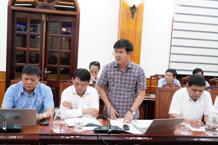 Đại diện lãnh đạo xã Đề Gi báo cáo công tác kiểm tra, kiểm soát tàu cá không đảm bảo khai thác thủy sản tại địa phương. Ảnh: N.H 6-dai-dien-lanh-dao-xa-de-gi-bao-cao-cong-tac-kiem-tra-kiem-soat-tau-ca-khong-dam-bao-khai-thac-thuy-san-tai-dia-phuong-anh-nh.jpg