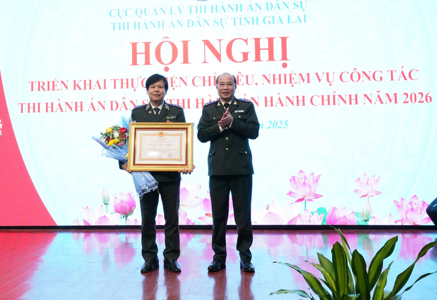 Trao Huân chương Lao động hạng Ba cho ông Võ Kim Lang - Quyền Trưởng phòng Phòng Tài chính - Kế toán (Thi hành án dân sự tỉnh Gia Lai). Ảnh: N.H