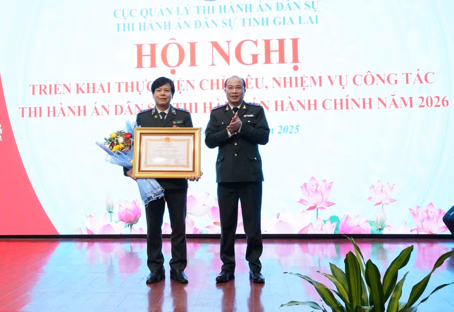 Trao Huân chương Lao động hạng Ba cho ông Võ Kim Lang - Quyền Trưởng phòng Phòng Tài chính - Kế toán (Thi hành án dân sự tỉnh Gia Lai). Ảnh: N.H