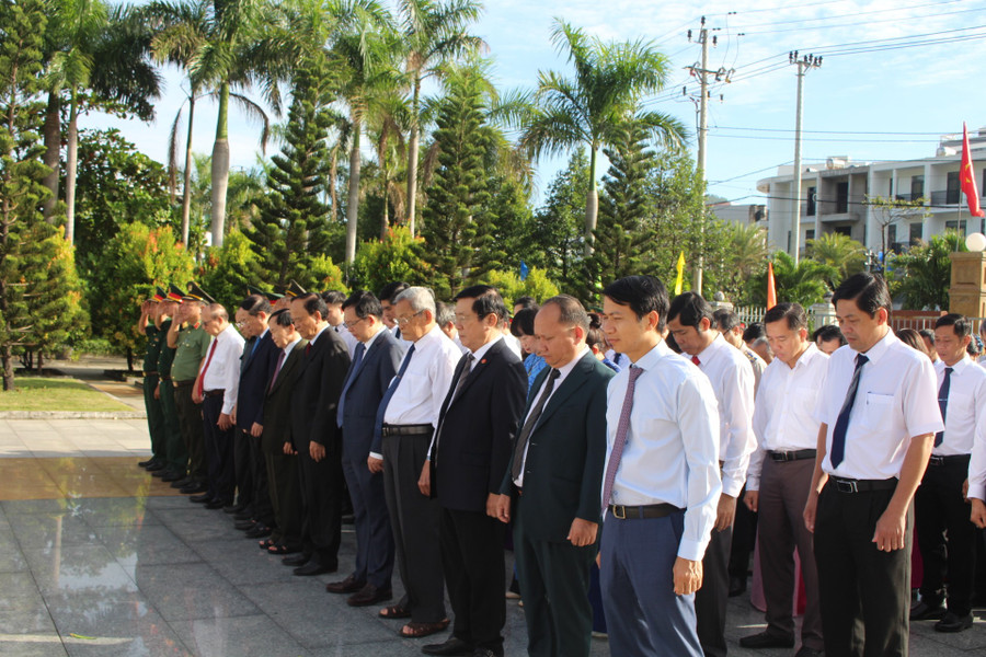 Các đại biểu mặc niệm bày tỏ lòng thành kính trước hương linh các anh hùng liệt sĩ. Ảnh: N.H a5.jpg