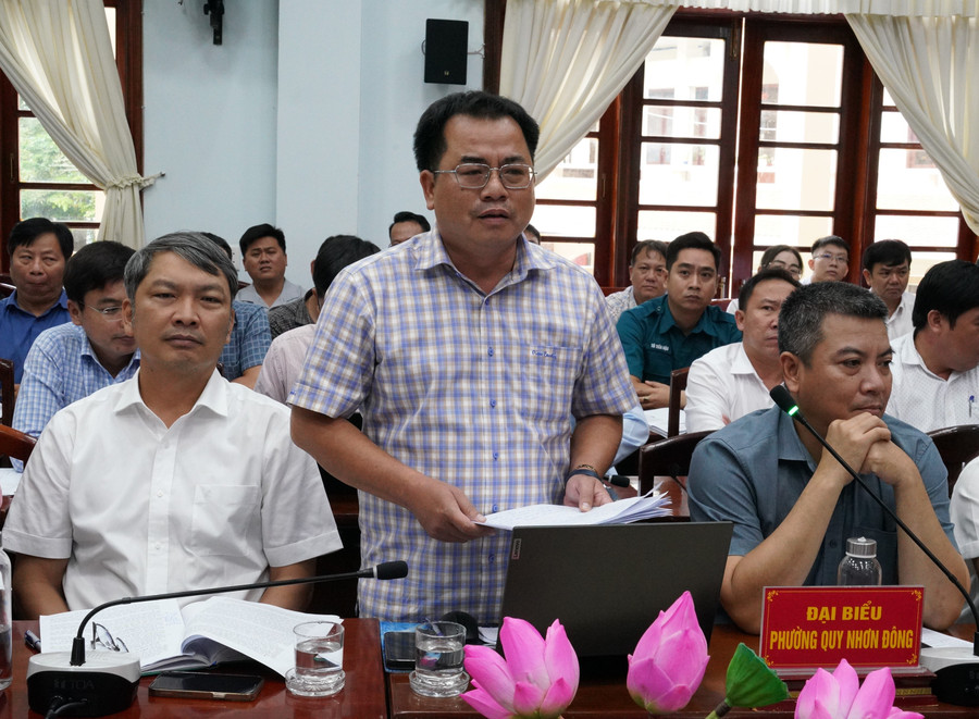 Chủ tịch UBND phường Quy Nhơn Đông Trần Việt Quang báo cáo các dự án trọng điểm đang triển khai trên địa bàn. Ảnh: N.H a5chu-tich-ubnd-phuong-quy-nhon-dong-tran-viet-quang-bao-cao-cac-du-an-trong-diem-dang-trien-khai-tren-dia-ban-anh-nh.jpg