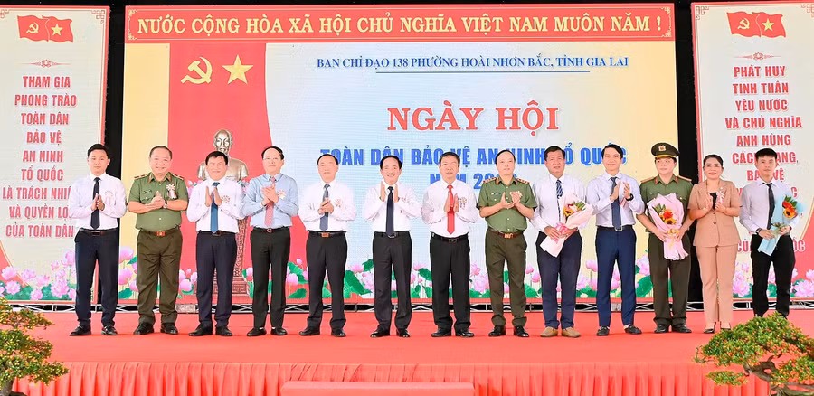 cac-dai-bieu-chup-hinh-luu-niem.jpg