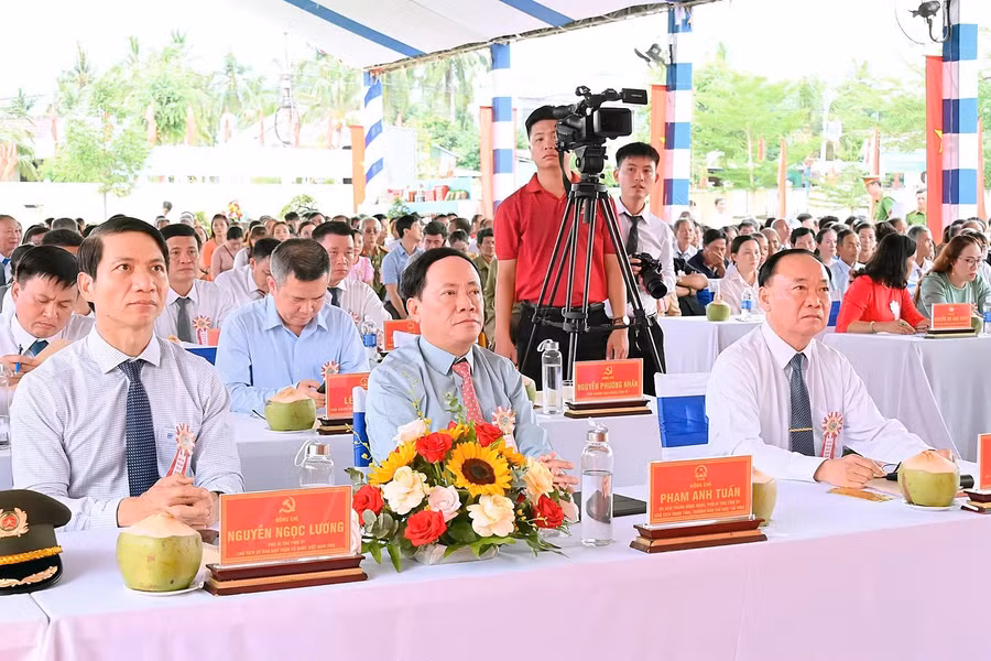cac-dong-chi-lanh-dao-tinh-tham-du-ngay-hoi.jpg