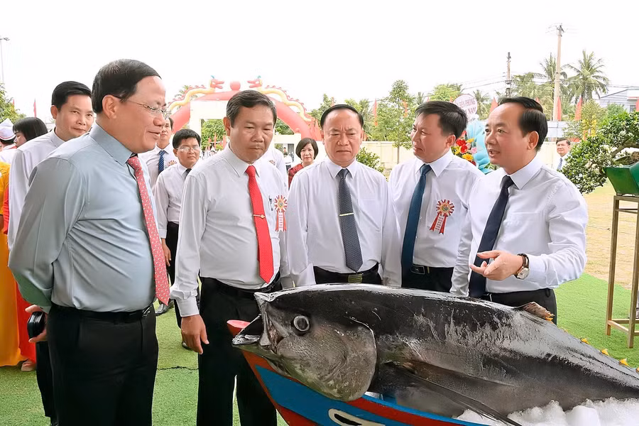 cac-dong-chi-lanh-dao-trung-uong-va-tinh-tham-quan-cac-gian-hang-ocop-2.jpg