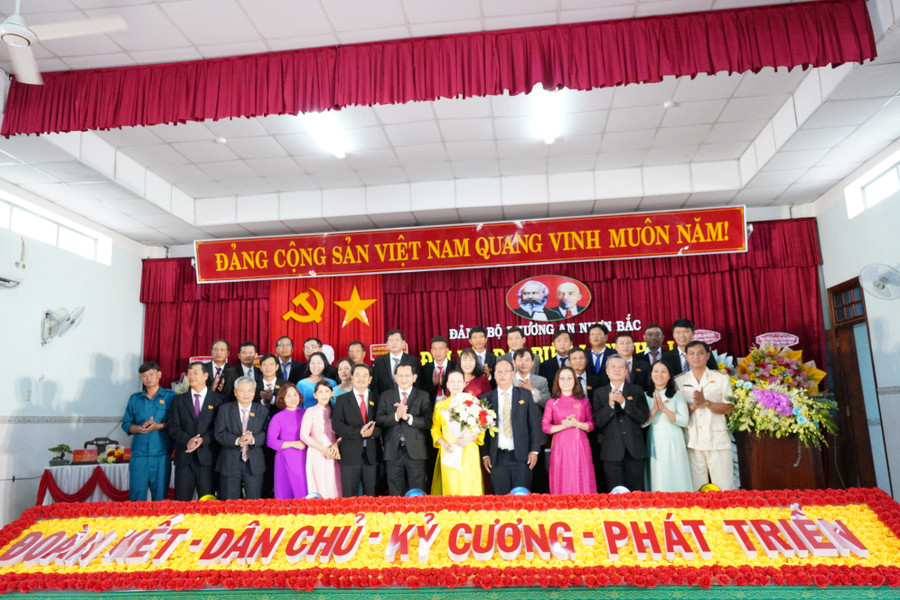 Ban Chấp hành Đảng bộ phường An Nhơn Bắc ra mắt Đại hội. Ảnh: N.H a4.jpg