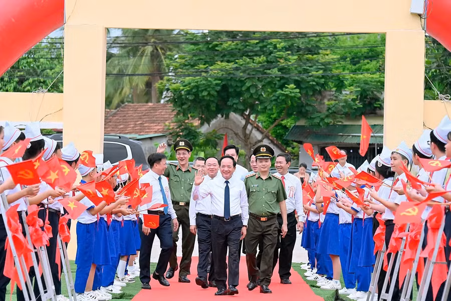uy-vien-bo-chinh-tri-bi-thu-trung-uong-dang-truong-ban-tuyen-giao-trung-uong-trinh-van-quyet-va-cac-dong-chi-lanh-dao-tinh-den-tham-du-ngay-hoi.jpg
