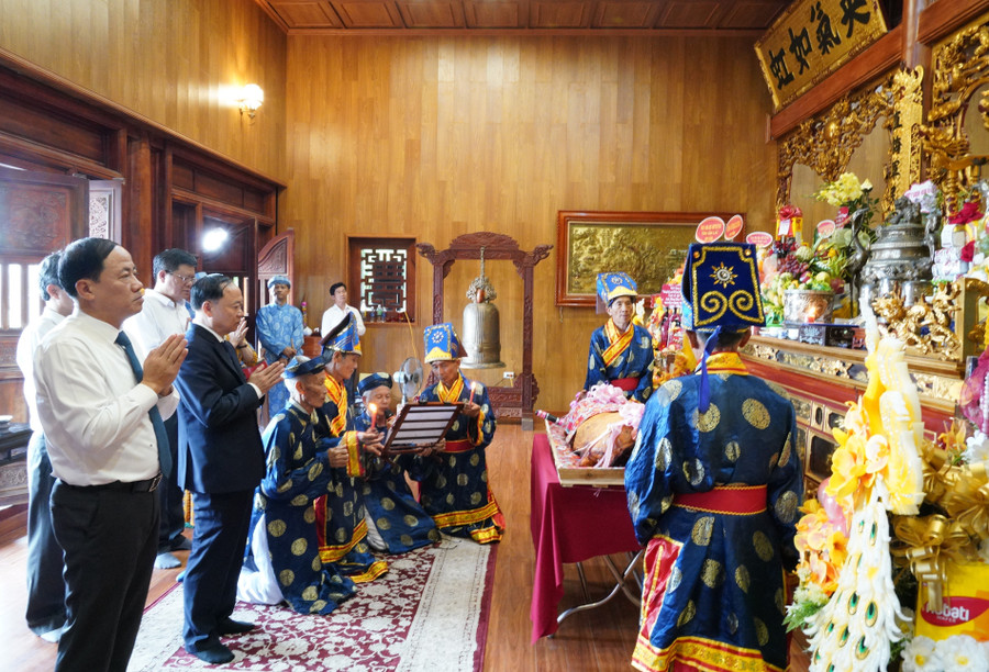 Đọc chúc văn ôn lại công lao của Anh hùng dân tộc Nguyễn Trung Trực. Ảnh: N.H 1-doc-chuc-van-on-lai-cong-lao-cua-anh-hung-dan-toc-nguyen-trung-truc.jpg