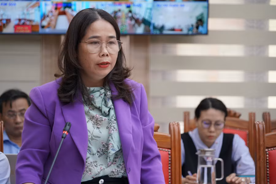 Giám đốc Sở Văn hóa-Thể thao và Du lịch Đỗ Thị Diệu Hạnh trao đổi làm rõ các vấn đề được chính quyền các xã, phường quan tâm tại Hội nghị. Ảnh: N.H