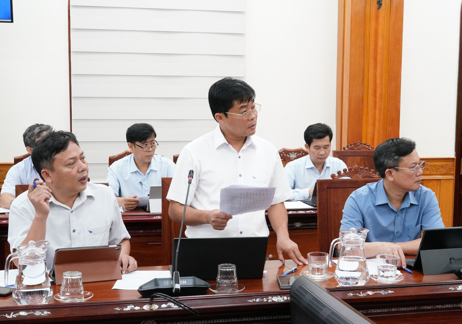 Đại diện lãnh đạo Sở Nông nghiệp và Môi trường báo cáo tại cuộc họp. Ảnh: N.H 3dai-dien-lanh-dao-so-nong-nghiep-va-moi-truong-bao-cao-tai-cuoc-hop-anh-nh.jpg