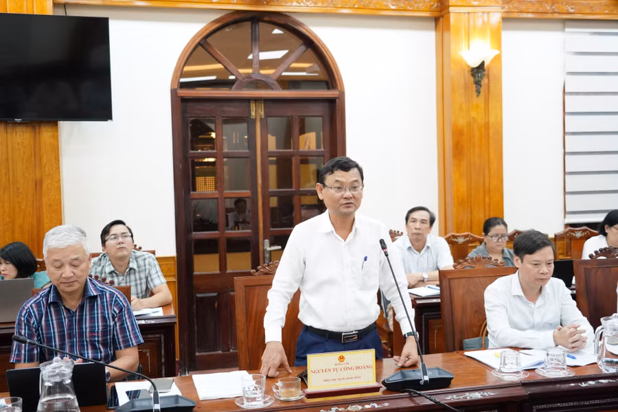 pho-chu-tich-ubnd-tinh-nguyen-tu-coogn-hoang-bao-cao-tai-buoi-lam-viec.jpg