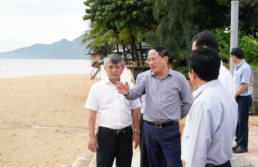 Chủ tịch UBND tỉnh Phạm Anh Tuấn (thứ 2 từ trái sang) khảo sát các điểm đầu tư tạo điểm nhấn du lịch ven bãi biển Quy Nhơn. Ảnh: N.H a7chu-tich-ubnd-tinh-pham-anh-tuan-khao-sat-cac-diem-dau-tu-tao-diem-nhan-du-lich-ven-bai-bien-quy-nhon-anh-nh.jpg