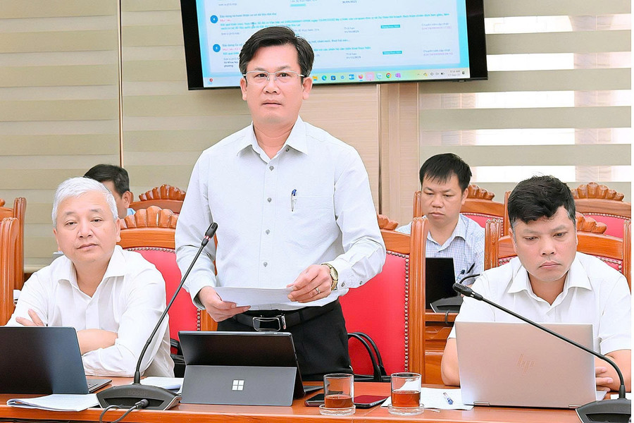 Giám đốc Sở Nông nghiệp và Môi trường Cao Thanh Thương báo cáo tình hình triển khai công tác chuyển đổi số trong lĩnh vực quản lý đất đai. Ảnh: Đức Thụy Giám đốc Sở Nông nghiệp và Môi trường Cao Thanh Thương báo cáo tình hình triển khai công tác chuyển đổi số trong lĩnh vực quản lý đất đai. Ảnh: Đức Thụy