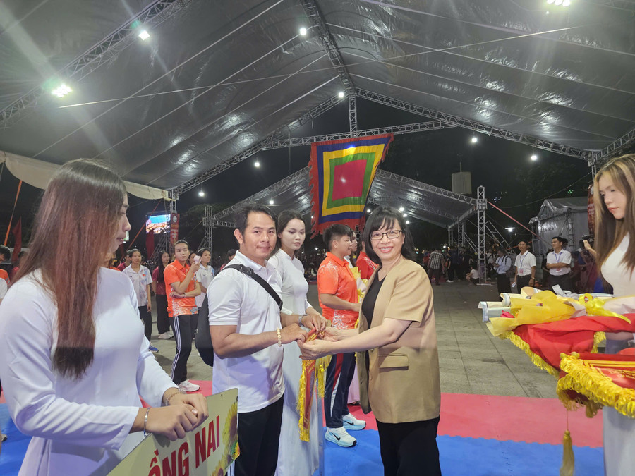 Phó Chủ tịch UBND tỉnh Gia Lai Nguyễn Thị Thanh Lịch trao cờ lưu niệm cho các Đoàn tham dự giải. Ảnh: N.H a1-4387.jpg