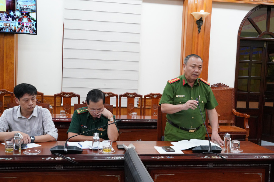 Đại diện lãnh đạo Công an tỉnh báo cáo công tác phối hợp tuần tra, xử lý hành vi buôn lậu, gian lận thương mại. Ảnh: N.H 4.jpg