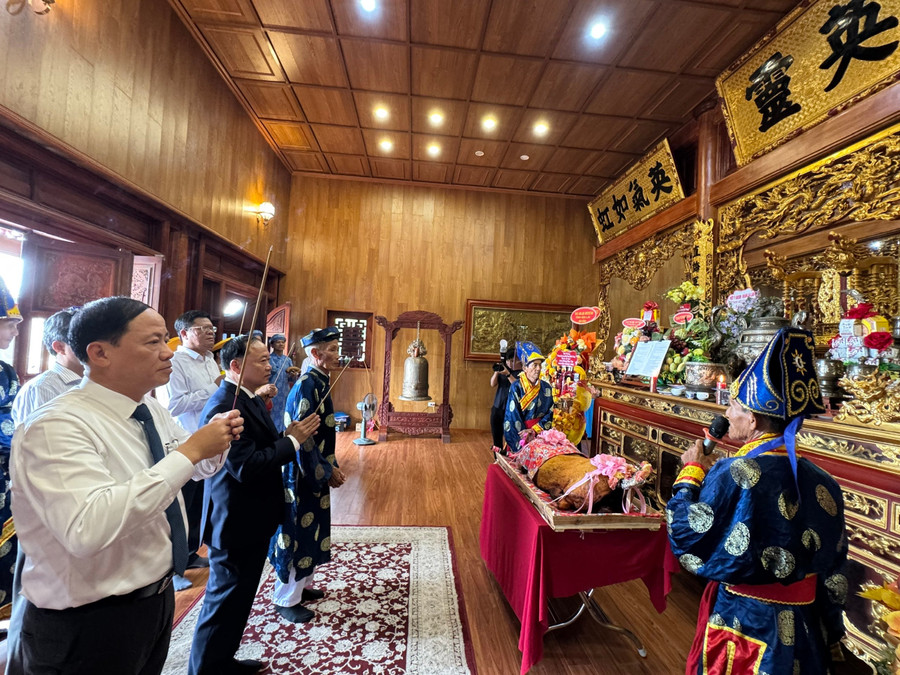Các đồng chí lãnh đạo tỉnh Gia Lai dâng hương tưởng nhớ công lao to lớn của anh hùng dân tộc Nguyễn Trung Trực. Ảnh: N.H 2-cac-dong-chi-lanh-dao-tinh-dang-huong-tuong-nho-cong-lao-to-lon-cua-anh-hung-dan-toc-nguyen-trung-truc-anh-nh.jpg