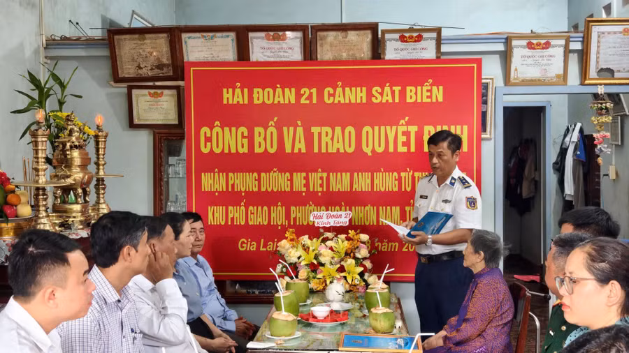hai-doan-21-nhan-phung-duong-me-viet-nam-anh-hung-o-phuong-hoai-nhon-nam.jpg
