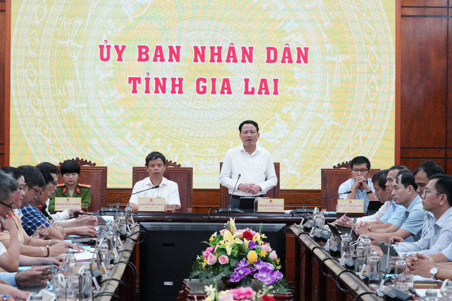 Chủ tịch UBND tỉnh, Trưởng ban An toàn giao thông tỉnh Phạm Anh Tuấn phát biểu kết luận hội nghị. Ảnh: N.H a1.jpg