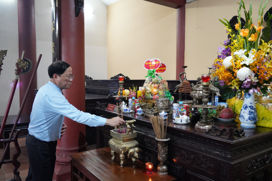 Phó Bí thư Tỉnh ủy, Chủ tịch UBND tỉnh Phạm Anh Tuấn dâng hương tại Đền thờ thân phụ, thân mẫu Tây Sơn Tam kiệt. Ảnh: N.H a4.jpg
