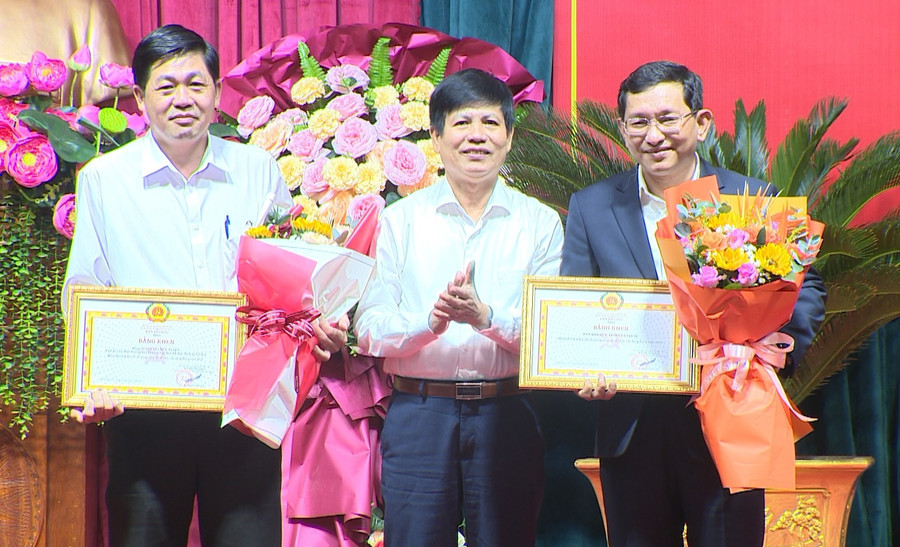 Trao bằng khen của Ban Tổ chức Trung ương cho tập thể và cá nhân có thành tích xuất sắc trong công tác tổ chức xây dựng Đảng năm 2025. Ảnh: N.H