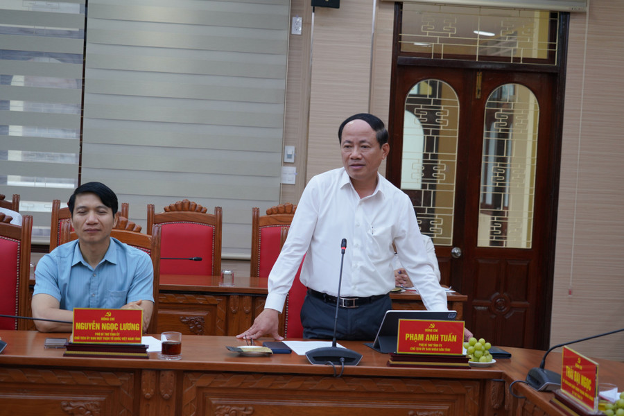 Đồng chí Phạm Anh Tuấn-Phó Bí thư Tỉnh ủy, Chủ tịch UBND tỉnh cảm ơn những đóng góp của đồng chí Hồ Quốc Dũng đối với sự phát triển của tỉnh Gia Lai thời gian qua. Ảnh: N.H a4.jpg