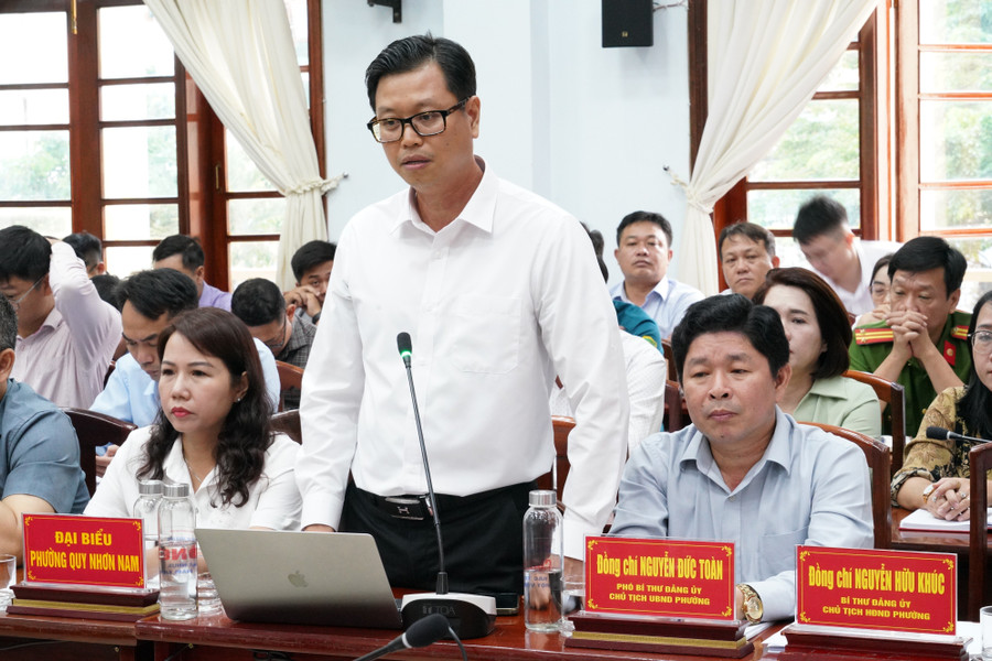 Bí thư phường Quy Nhơn Nam Đặng Mạnh Cường báo cáo kết quả phát triển kinh tế-xã hội của phường trong 10 tháng năm 2025. Ảnh: N.H a4-bi-thu-phuong-quy-nhon-nam-dang-manh-cuong-bao-cao-nhung-ket-qua-dat-duoc-trong-phat-trien-kinh-te-xa-hoi-10-thang-dau-nam-anh-nh.jpg