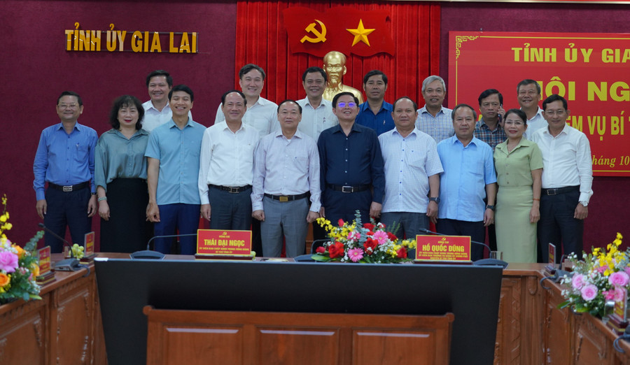 Đồng chí Hồ Quốc Dũng và đồng chí Thái Đại Ngọc chụp ảnh lưu niệm với các đồng chí Ủy viên Ban Thường vụ Tỉnh ủy. Ảnh: N.H a7.jpg