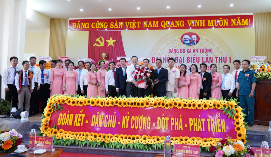 គណៈកម្មាធិការប្រតិបត្តិនៃគណៈកម្មាធិការបក្សឃុំ An Tuong សម្រាប់អាណត្តិឆ្នាំ 2025-2030 ត្រូវបានណែនាំទៅក្នុងសមាជ។ រូបថត៖ N.H 2.jpg