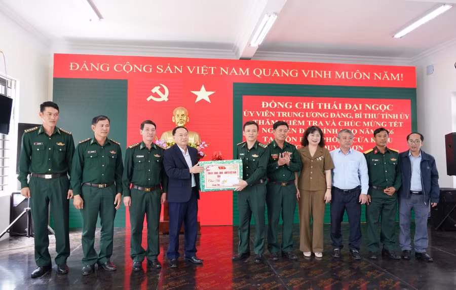 a2-bi-thu-tinh-uy-tang-qua-cho-can-bo-chien-si-don-bien-phong-cua-khau-quy-nhon.jpg