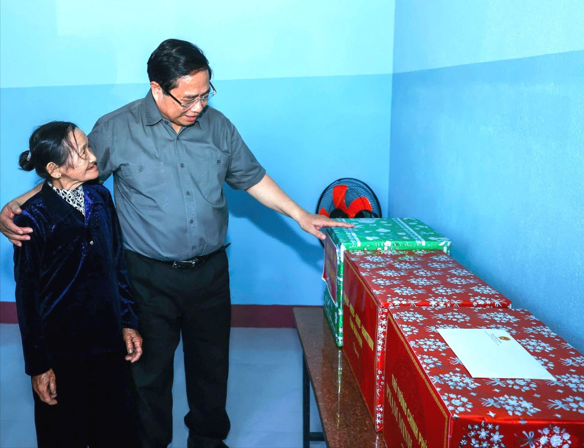 Thủ tướng Chính phủ Phạm Minh Chính thăm gia đình bà Trần Thị Tám, thuộc diện xóa nhà tạm, nhà dột nát trên địa bàn xã Bình Thành, huyện Tây Sơn (nay là xã Bình An, tỉnh Gia Lai). Ảnh: T.T xoa-nha-tam-ky-1.jpg