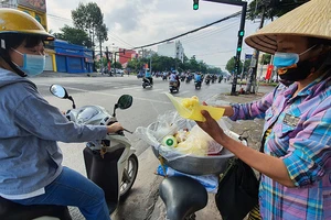 Hàng rong trĩu bước mưu sinh: Dè sẻn để qua ngày khó