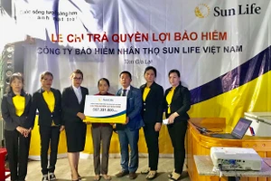 Sun Life Việt Nam chi trả quyền lợi bảo hiểm cho khách hàng tại Gia Lai