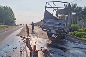 Đak Đoa: Xe ô tô tải tông vào dải phân cách rồi văng bánh giữa đường, tài xế thoát nạn