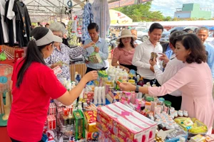 Khai mạc Phiên chợ biên giới tại Cửa khẩu quốc tế Lệ Thanh