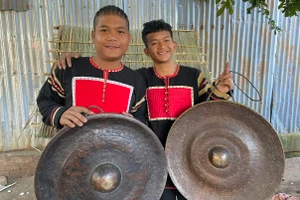 Băn khoăn tài năng cồng chiêng "nhí"