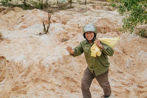 Nghề... chạy theo tết: 'Đãi' cát ra tiền