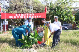 Lính đảo Trường Sa ra quân trồng cây đầu xuân