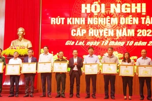 Gia Lai rút kinh nghiệm diễn tập khu vực phòng thủ cấp huyện năm 2022